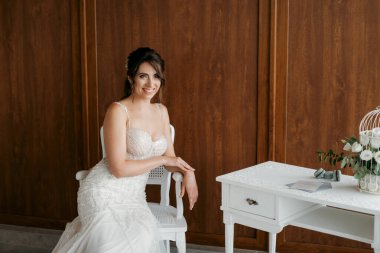 Bir kır evinde gelinlerin düğün hazırlıkları