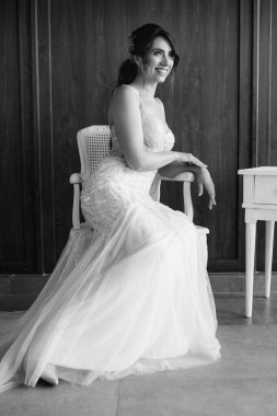 Bir kır evinde gelinlerin düğün hazırlıkları