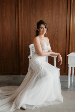 Bir kır evinde gelinlerin düğün hazırlıkları