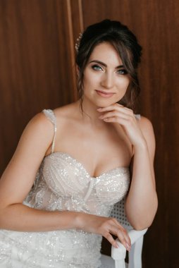 Bir kır evinde gelinlerin düğün hazırlıkları