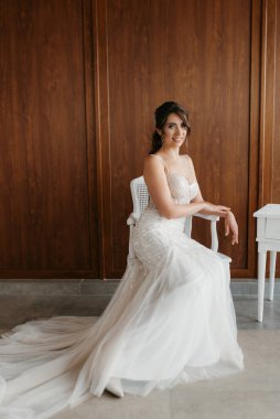 Bir kır evinde gelinlerin düğün hazırlıkları