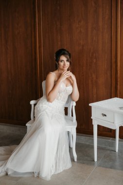 Bir kır evinde gelinlerin düğün hazırlıkları