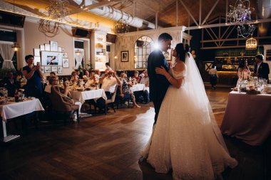 Gelin ve damadın bir restoranda ilk dansı.