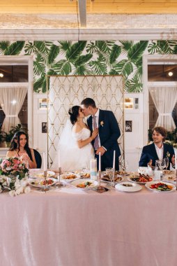 Yeni evlilerin portresi düğün şöleninde başkanlık makamında.