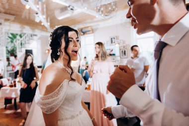 Gelin ve damadın bir restoranda ilk dansı.