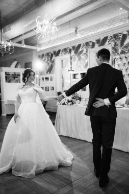 Gelin ve damadın bir restoranda ilk dansı.