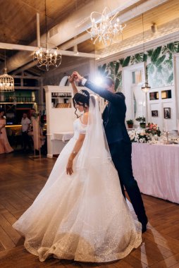 Gelin ve damadın bir restoranda ilk dansı.