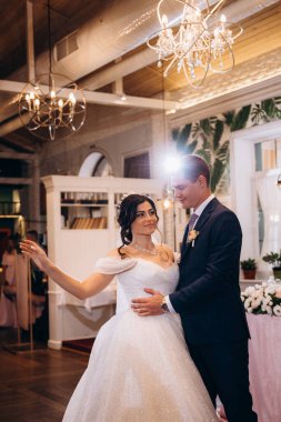 Gelin ve damadın bir restoranda ilk dansı.