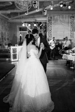 Gelin ve damadın bir restoranda ilk dansı.