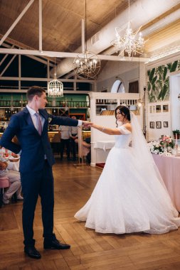 Gelin ve damadın bir restoranda ilk dansı.