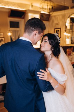 Gelin ve damadın bir restoranda ilk dansı.