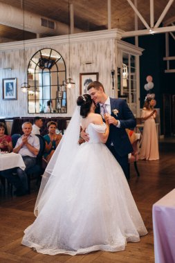 Gelin ve damadın bir restoranda ilk dansı.