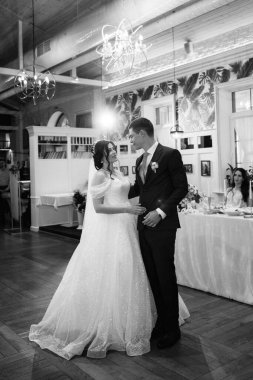 Gelin ve damadın bir restoranda ilk dansı.