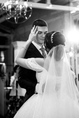 Gelin ve damadın bir restoranda ilk dansı.