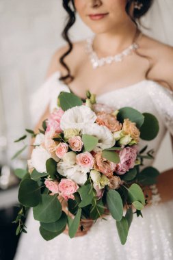 Siyah saçlı gelin kız banyolu damat için hazırlanıyor.