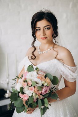 Siyah saçlı gelin kız banyolu damat için hazırlanıyor.