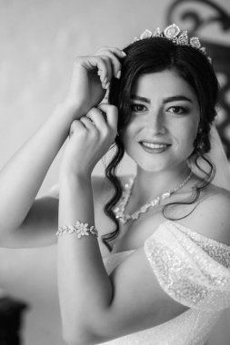 Siyah saçlı gelin kız banyolu damat için hazırlanıyor.