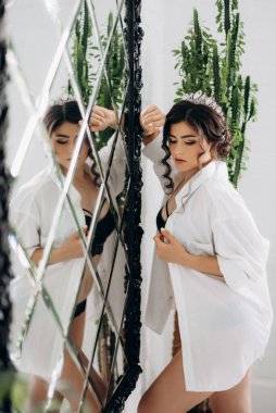 Siyah saçlı gelin kız banyolu damat için hazırlanıyor.