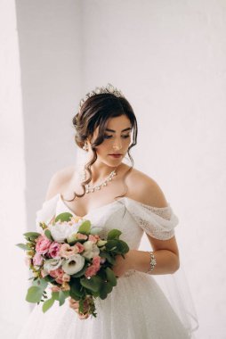 Siyah saçlı gelin kız banyolu damat için hazırlanıyor.