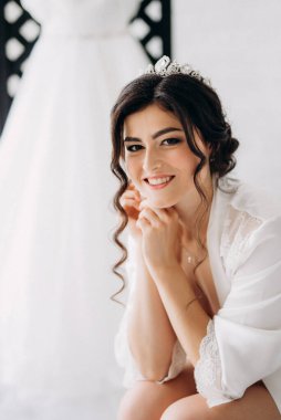 Siyah saçlı gelin kız banyolu damat için hazırlanıyor.