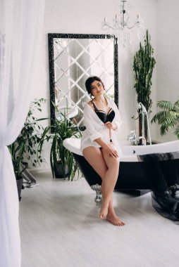 Siyah saçlı gelin kız banyolu damat için hazırlanıyor.