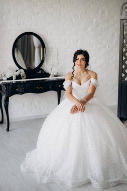 Siyah saçlı gelin kız banyolu damat için hazırlanıyor.