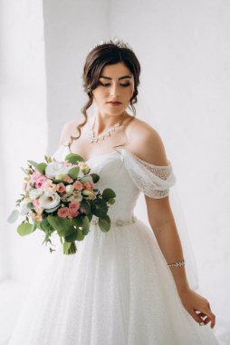 Siyah saçlı gelin kız banyolu damat için hazırlanıyor.