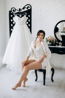 Siyah saçlı gelin kız banyolu damat için hazırlanıyor.