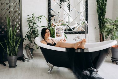 Siyah saçlı gelin kız banyolu damat için hazırlanıyor.