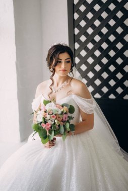 Siyah saçlı gelin kız banyolu damat için hazırlanıyor.