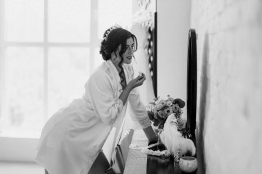 Siyah saçlı gelin kız banyolu damat için hazırlanıyor.