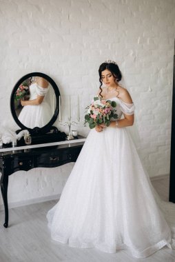 Siyah saçlı gelin kız banyolu damat için hazırlanıyor.