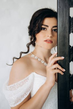 Siyah saçlı gelin kız banyolu damat için hazırlanıyor.