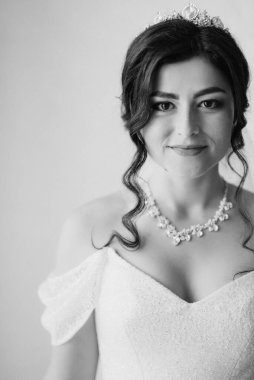 Siyah saçlı gelin kız banyolu damat için hazırlanıyor.