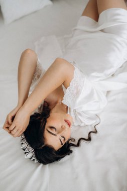 Siyah saçlı gelin kız banyolu damat için hazırlanıyor.