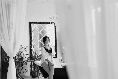 Siyah saçlı gelin kız banyolu damat için hazırlanıyor.