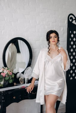 Siyah saçlı gelin kız banyolu damat için hazırlanıyor.