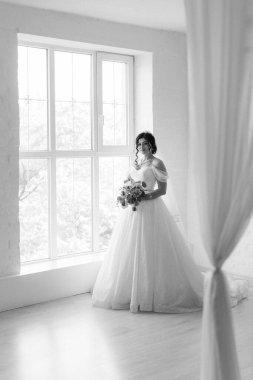 Siyah saçlı gelin kız banyolu damat için hazırlanıyor.