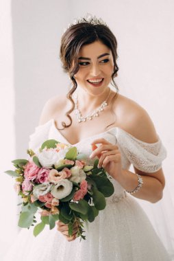 Siyah saçlı gelin kız banyolu damat için hazırlanıyor.