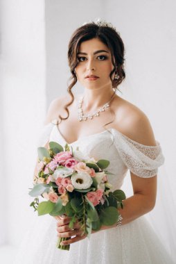 Siyah saçlı gelin kız banyolu damat için hazırlanıyor.