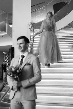 Gelin ve damadın ilk buluşması otel merdivenlerinde.