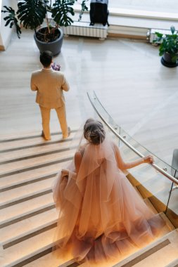 Gelin ve damadın ilk buluşması otel merdivenlerinde.