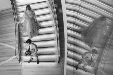 Gelin ve damadın ilk buluşması otel merdivenlerinde.