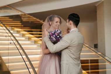 Gelin ve damadın ilk buluşması otel merdivenlerinde.