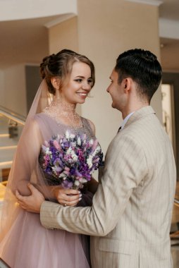 Gelin ve damadın ilk buluşması otel merdivenlerinde.