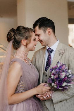 Gelin ve damadın ilk buluşması otel merdivenlerinde.