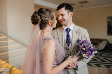 Gelin ve damadın ilk buluşması otel merdivenlerinde.