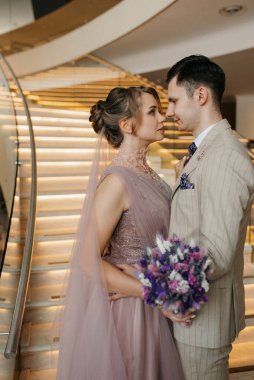 Gelin ve damadın ilk buluşması otel merdivenlerinde.