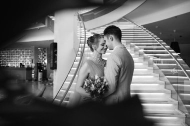Gelin ve damadın ilk buluşması otel merdivenlerinde.