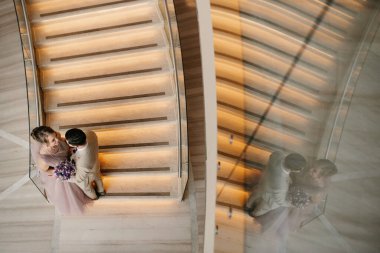 Gelin ve damadın ilk buluşması otel merdivenlerinde.